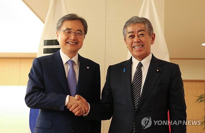 악수하는 한-일 외교장관 (도쿄=연합뉴스) 박상현 특파원 = 조현 외교부 장관(왼쪽)과 이와야 다케시 일본 외무상이 29일 일본 도쿄 외무성에서 한일 외교장관 회담에 앞서 악수하고 있다. 2025.7.29 psh59@yna.co.kr
