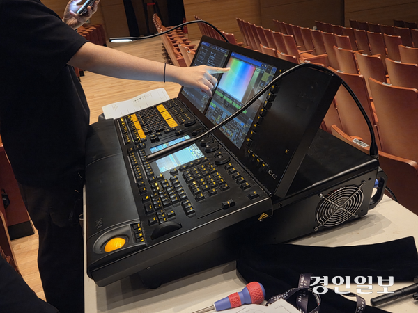 수원SK아트리움 공연장에서 올해 무대기술 아카데미 SPACE가 약 3주간 진행됐다. 사진은 공연장에서 수강생들이 수업을 듣고 있는 모습. 2025.7.24 /이시은기자 see@kyeongin.com