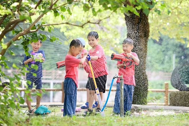 ▲ 분수처럼 뿜어져 나오는 물줄기 아래에서 아이들이 물총을 들고 신나게 뛰놀고 있다. 장욱진미술관 조각공원이 아이들의 웃음소리로 가득 찼다./사진제공=양주시