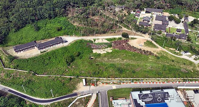 한국토지주택공사(LH)와 용주사가 토지 매각에 따른 지급 비용 산정을 둘러싸고 소송전을 벌이고 있다. 사진은 30일 오후 화성시 일대 한국토지주택공사(LH)가 조성한 종교용지의 모습. 김경민기자