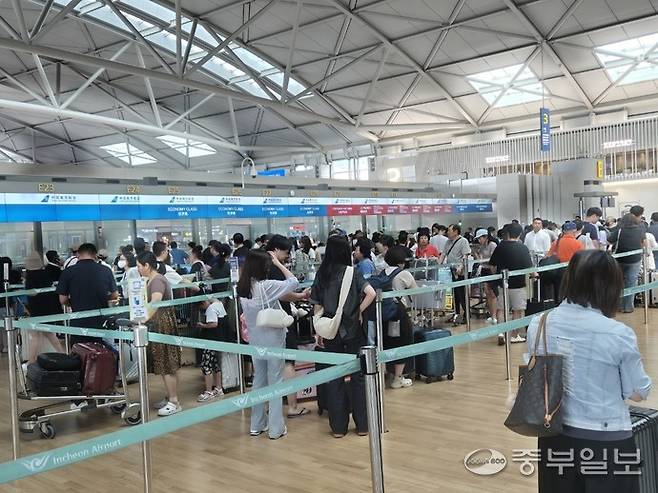 30일 중국 인천국제공항 중국남방항공 체크인 대기줄에 사람들이 가득차 있다. 사진=김상윤 기자