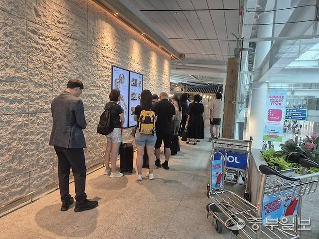 30일 중구 인천국제공항에 입점한 한 한식당에 사람들이 줄을 길게 서있다. 사진=김상윤 기자