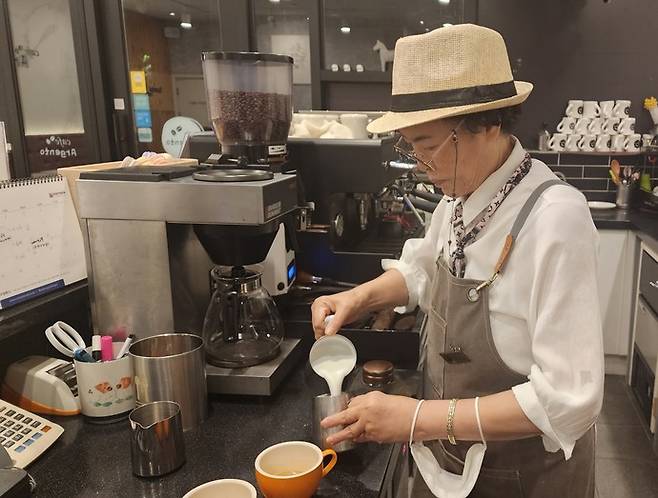 실버카페에서 일하고 있는 실버바리스타. 사진=고양시청
