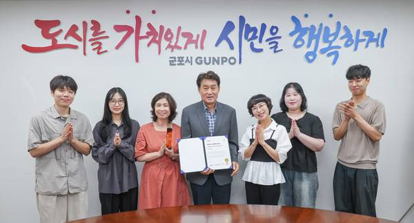 하은호 군포시장(가운데)과 공무원들이 '소셜아이어워드 2025'에서 지자체 시청 분야 인스타그램 부문&nbsp;최우수상을 받은 후 기념 촬영을 하고 있다. [사진=군포시]