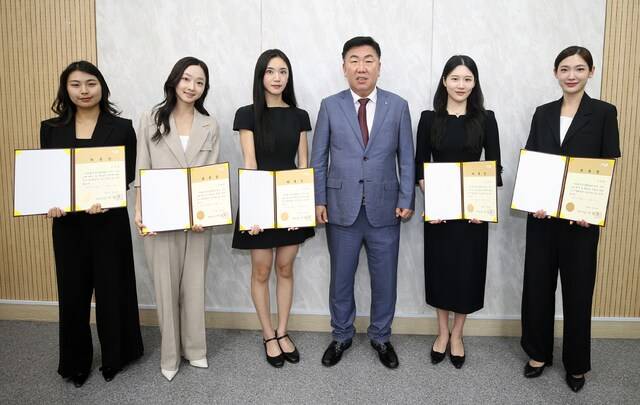 ▲ 30일 충북 청주시청 임시청사에서 이범석 청주시장과 청주시립예술단 신규 상임단원 5명이 위촉식을 진행하고 사진을 촬영하고 있다. /청주시 제공