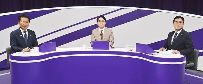 더불어민주당 정청래(왼쪽)·박찬대 당대표 후보가 지난 29일 오후 서울 마포구 MBC에서 열린 TV토론회에 참석해 기념촬영을 하고 있다./연합뉴스