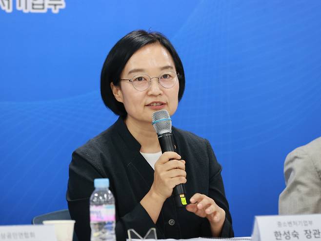 한성숙 중소벤처기업부 장관이 30일 서울 종로구 소상공인시장진흥공단 서울중부센터에서 열린 '소상공인 회복과 안전망 확충을 위한 릴레이 간담회'에서 인사말을 하고 있다./중기부 제공