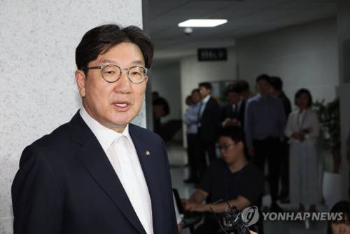 ◇국민의힘 권성동 의원이 지난 18일 서울 여의도 국회 의원회관 자신의 의원실로 들어서며 압수수색 관련 입장을 밝히고 있다. 2025.7.18. 연합뉴스.