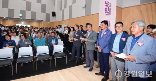 30일 강릉시 성덕동에서 열린 강릉 남부노인종합복지관 개관식에서 강릉시의회 의원들이 어르신들에게 자리를 양보하고 서 있다. 강릉=권태명기자