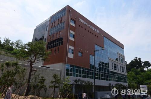 강릉남부노인종합복지관 국비 110억원 등 총사업비 183억원을 투입해 연면적 4308.82㎡, 지하 2층, 지상 4층 규모로 일 평균 1000여 명이 이용 가능한 종합 복지시설이다. 건물 내부에는 대강당, 체력단련실, 물리치료실, 식당, 카페, 미용실, 노래방, 각종 강의실과 휴게공간 등 어르신의 건강, 여가 및 문화 활동을 지원하는 다양한 시설을 갖추고 있다. 강릉=권태명기자