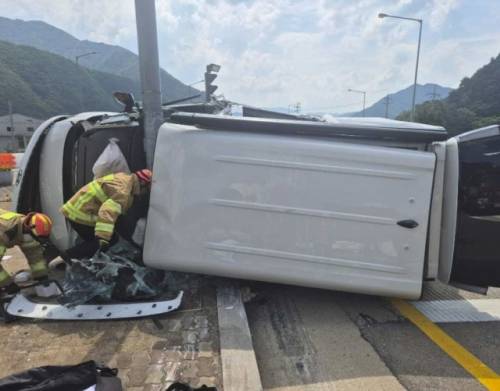 ◇신호등을 들이받고 넘어진 스타리아 승합차[강원특별자치도소방본부 제공]