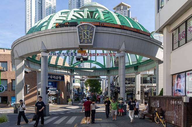 고장으로 운영이 중단됐던 울산 중구 성남동 시계탑 모형기차가 새 모형기차로 교체될 예정이다. 사진은 30일 시계탑 모형기차 모습. 최지원 기자