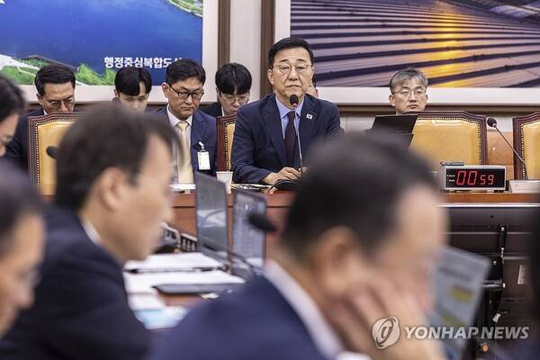 김윤덕 국토교통부 장관 후보자가 29일 국회 국토교통위원회에서 열린 인사청문회에서 의원 질의에 답하고 있다. /연합뉴스