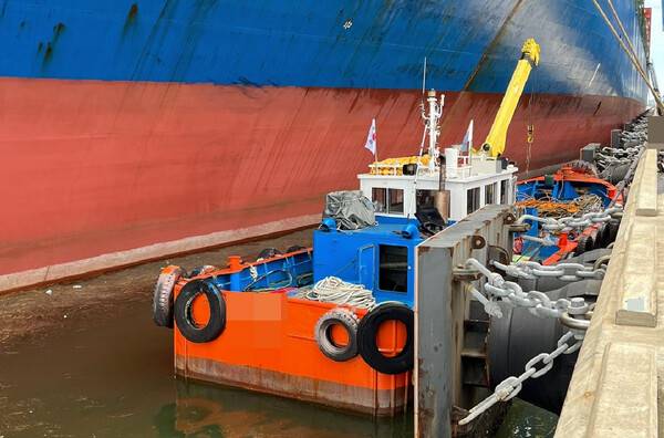 잠수사들은 이달 20일 부산신항 근처 바다에서 컨테이너 선박 아래를 청소하다 변을 당했다. 사진은 잠수사들이 작업 때 이용한 선박. /창원해경