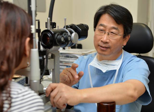 환자를 진료중인 김기산 원장. 김기산안과의원 제공.