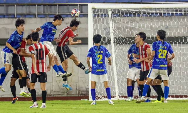 지난해 열린 제61회 청룡기 전국중학교축구대회 결승전에서 서울 장안중과 전북 완주FC 선수들이 경기를 펼치고 있다. 부산일보DB