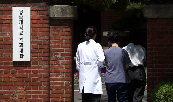 경북대학교 의과대학 앞에 관계자들이 오가고 있다. 경북일보DB