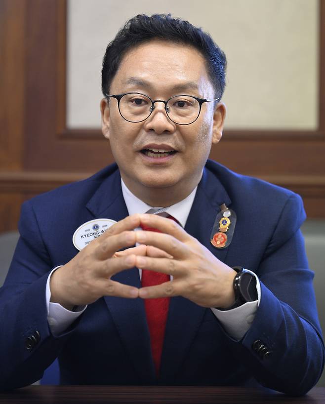 29일 오후 대구 동구 영남일보 회의실에서 김경웅 국제라이온스협회 356-A(대구)지구 총재가 본지와의 인터뷰에서 질문에 답하고 있다.이윤호기자 yoonhohi@yeongnam.com