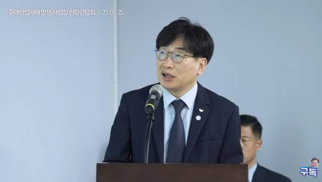 지난 25일 열린 간담회에서 이재명 대통령의 질문에 대답하고 있는 김범수 SPC삼립 대표이사/사진=이재명 대통령 유튜브