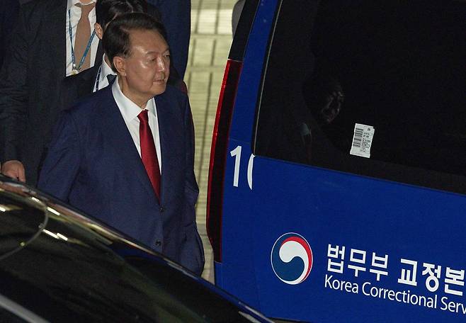 윤석열 전 대통령이 9일 서울 서초구 서울중앙지법에서 열린 직권남용 등 혐의 영장실질심사(구속 전 피의자 심문)를 마친 뒤 대기 장소인 서울구치소로 이동하기 위해 법원을 나서고 있다. 사진=뉴시스