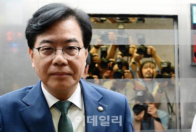 [이데일리 노진환 기자] 9일 오전 서울 여의도 국회에서 국민의힘 비공개 비상대책위원회 회의가 열렸다. 송언석 비상대책위원장 겸 원내대표가 회의 직후 백브리핑을 마치고 이동하고 있다.