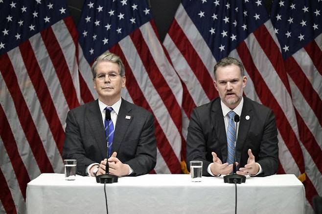 스콧 베선트 미 재무장관과 제이미슨 그리어 무역대표부(USTR) 대표가 29일(현지시간) 스웨덴 스톡홀름에서 미중 협상을 끝나고 기자회견을 하고 있다. (사진=AFP)