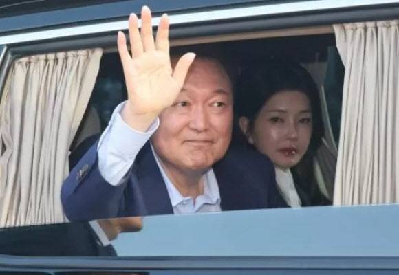 윤석열 전 대통령과 김건희 여사가 지난 4월 11일 서울 용산구 한남동 관저에서 나와 서초동 사저로 향하고 있다. (사진=연합뉴스)