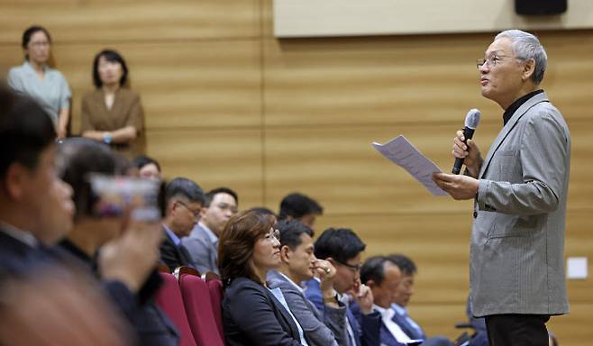 유인촌 문화체육관광부 장관이 30일 정부세종청사 15동 대강당에서 열린 이임식서 이임사를 하고 있다.(사진=문체부 제공).