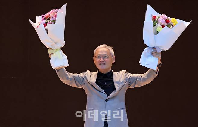 유인촌 문화체육관광부 장관이 30일 정부세종청사 15동 대강당에서 열린 이임식에서 직원에게 꽃다발을 받고 있다.(사진=문체부 제공)