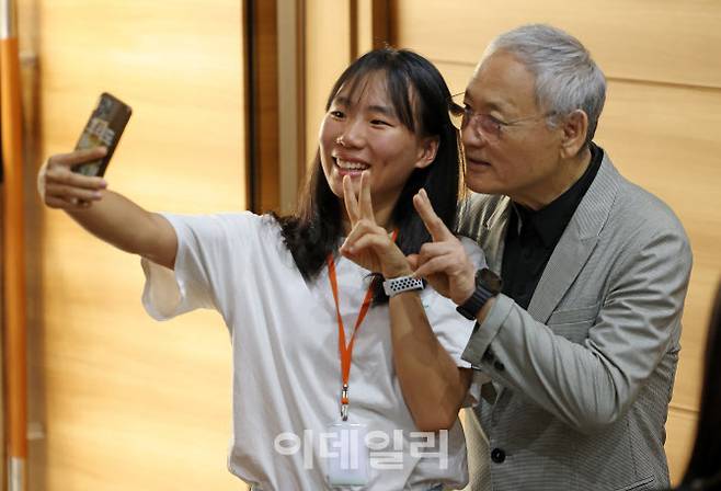 유인촌 문화체육관광부 장관이 30일 정부세종청사 15동 대강당에서 열린 이임식을 마치고 직원들과 인사를 나누며 기념촬영을 하고 있다.(사진=문체부 제공).