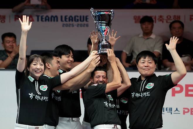 프로당구 PBA 팀리그 1라운드 우승을 확정지은 하나카드 선수들이 트로피를 들고 기뻐하고 있다. 사진=PBA
