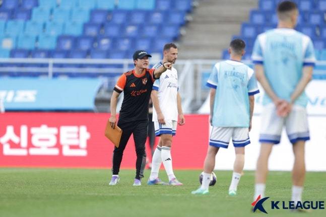 Director Lee Jung -hyo who is actively instructing