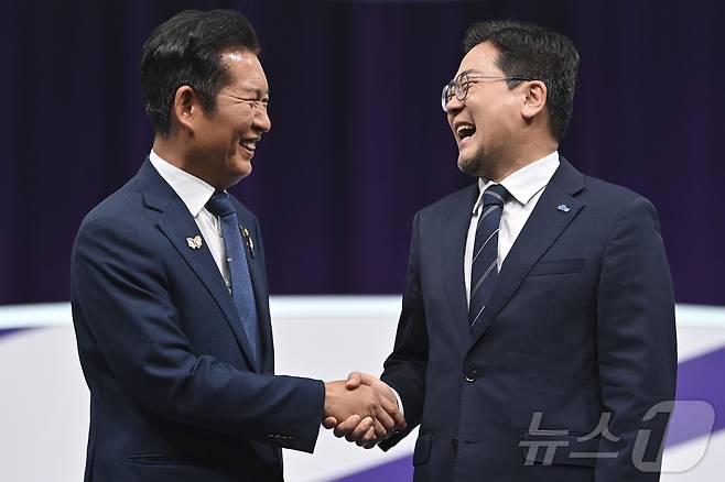 정청래(왼쪽), 박찬대 더불어민주당 당대표 후보들이 29일 오후 서울 마포구 MBC에서 열린 TV토론회에 참석해 기념 촬영하고 있다. (공동취재) 2025.7.29/뉴스1 ⓒ News1 신웅수 기자