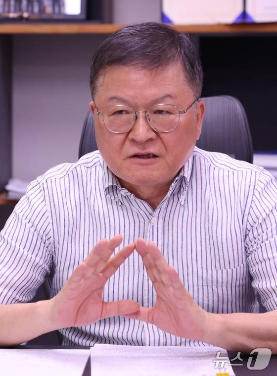 박영민 국가신약개발사업단(KDDF) 단장이 28일 서울 마포구 사무실에서 국내 신약개발 생태계 조성을 위한 지원책 등을 설명하고 있다. 2025.7.28/뉴스1 김명섭 기자