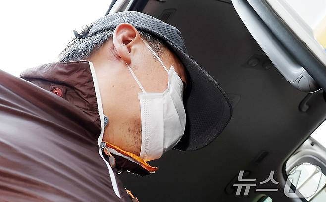 사제 총기 살해 사건 피의자 A 씨(62·남)가 30일 오전 인천논현경찰서에서 검찰로 송치되고 있다. 2025.7.30/뉴스1 ⓒ News1 박지혜 기자