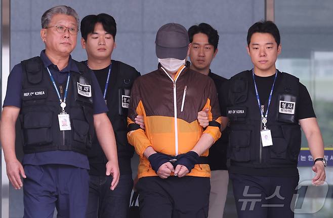 사제 총기 살해 사건 피의자 A 씨(62·남)가 30일 오전 인천논현경찰서에서 검찰로 송치되고 있다. 2025.7.30/뉴스1 ⓒ News1 박지혜 기자