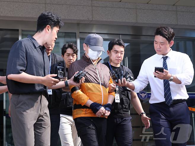 사제 총기 살해 사건 피의자 A 씨(62·남)가 30일 오전 인천논현경찰서에서 검찰로 송치되고 있다. A씨는 지난 20일 오후 9시 31분께 인천시 연수구 송도 아파트에서 사제 총기로 산탄을 발사해 아들 B씨를 살해한 혐의를 받고 있다. 2025.7.30/뉴스1 ⓒ News1 박지혜 기자
