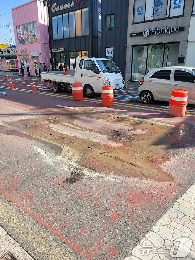 30일 오전 7시쯤 경북 포항시 북구 두호동 라한호텔 앞 도로에서 땅꺼짐이 발생, 주변교통이 통제됐다. (독자 제공, 재판매 및 DB금자) 2025.7.30/뉴스1