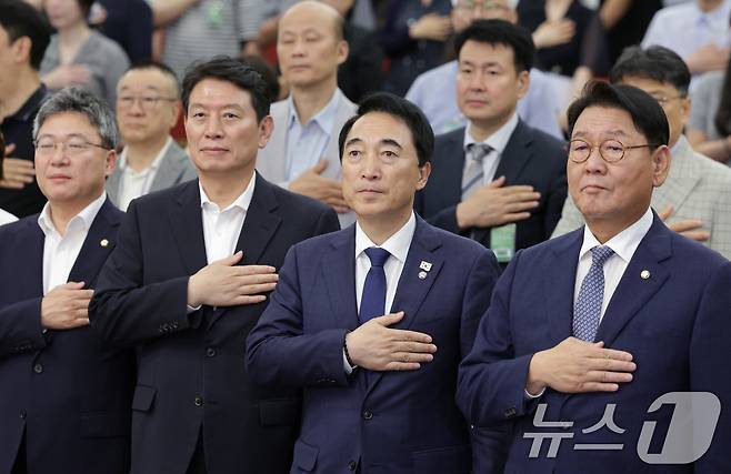 박수현 더불어민주당 의원(앞줄 왼쪽 네 번째)이 29일 오후 서울 여의도 국회 도서관에서 열린 'AI 시대, 창작산업계 권리자 보호와 산업 발전의 조화 방안' 세미나에서 참석자들과 국민의례를 하고 있다. 2025.7.29/뉴스1 ⓒ News1 신웅수 기자
