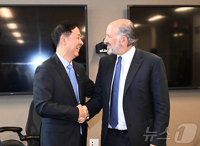 구윤철 경제부총리 겸 기획재정부 장관이 29일(현지시간) 미국 워싱턴D.C. 상무부에서 하워드 러트닉 상무장관과 통상협의 전 악수를 하고 있다. (기재부 제공. 재판매 및 DB 금지) 2025.7.30/뉴스1