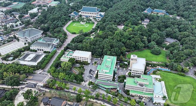 이재명 대통령이 청와대로 집무실 복귀를 예고한 가운데 오는 8월 1일부터 보안·안전 점검 등 준비작업을 위해 관람이 임시 중단된다. 사진은 30일 서울 종로구 세종로 청와대 본관. 2025.7.30/뉴스1 ⓒ News1 김진환 기자