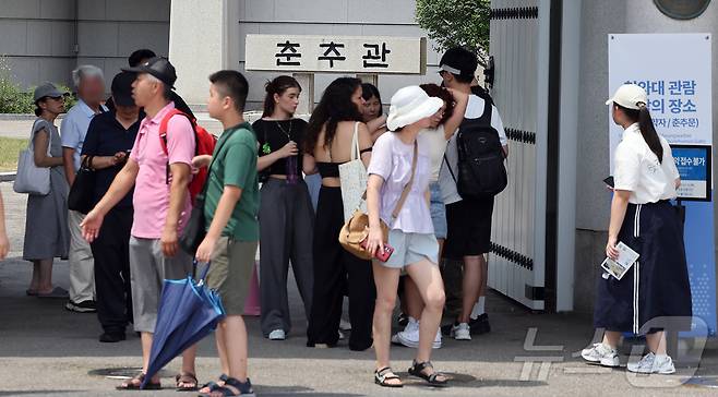 청와대 관람 일시 종료를 이틀 앞둔 30일 오후 서울 종로구 청와대 춘추문으로 관람객들이 입장하고 있다.  2025.7.30/뉴스1 ⓒ News1 김진환 기자