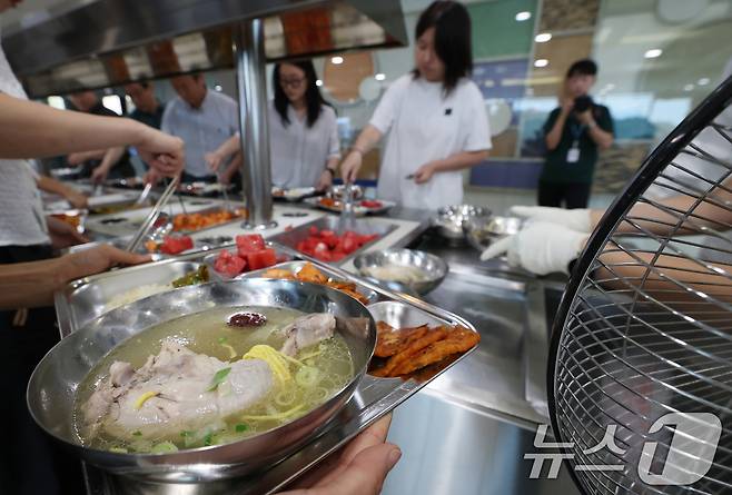 중복(中伏)인 30일 경기 수원시 장안구청 구내식당에서 열린 복달임 행사에서 구청 직원들이 삼계탕을 배식받고 있다. 2025.7.30 (사진은 기사 내용과 무관함)/뉴스1 ⓒ News1 김영운 기자