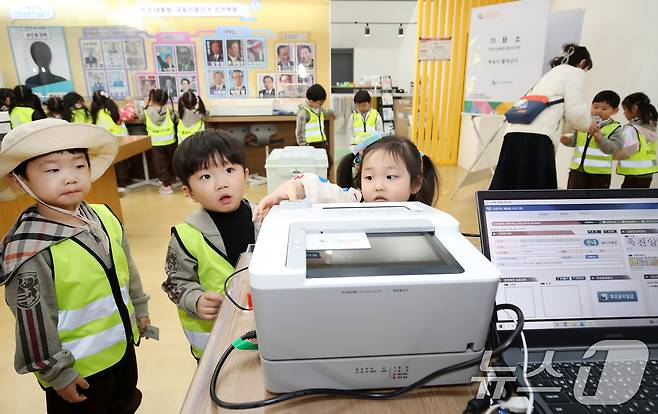 어울림유치원 어린이들이 모의 신분증을 이용해 투표 체험을 하고 있다. /뉴스1 ⓒ News1 공정식 기자