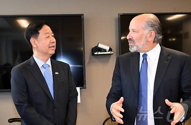 구윤철 경제부총리 겸 기획재정부 장관이 29일(현지시간) 미국 워싱턴D.C. 상무부에서 하워드 러트닉 상무장관과 통상협의 전 대화를 하고 있다. (기재부 제공. 재판매 및 DB 금지) 2025.7.30/뉴스1