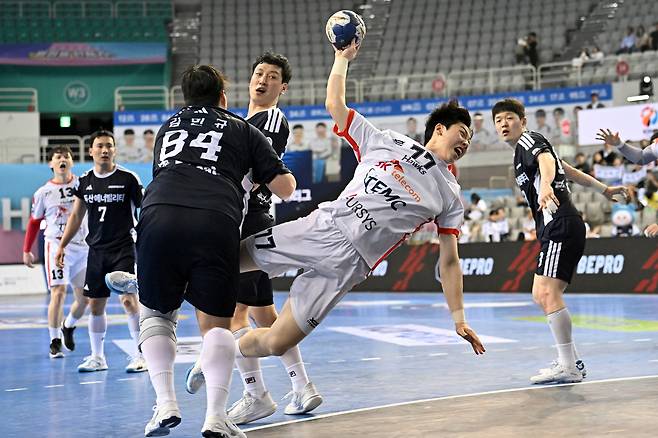 국제핸드볼연맹이 4년 만에 룰을 개정했다. H리그는 이번 시즌부터 바뀐 룰을 적용한다.(H리그 제공)