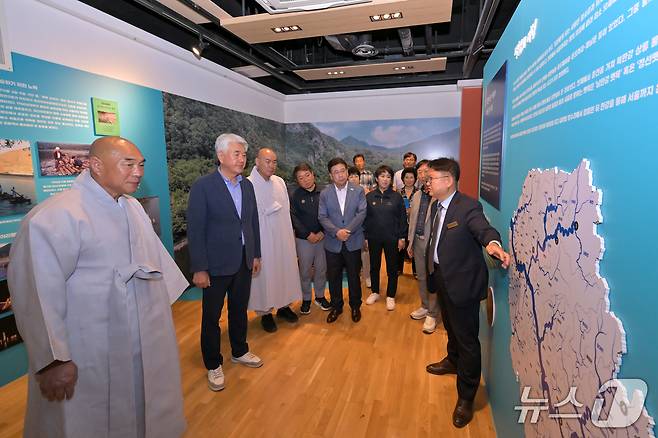 전통 산림과 수운 문화를 조명하는 기획전시인 '황장목과 정선뗏꾼'. (정선군 제공. 재판매 및 DB금지) 2025.7.30/뉴스1