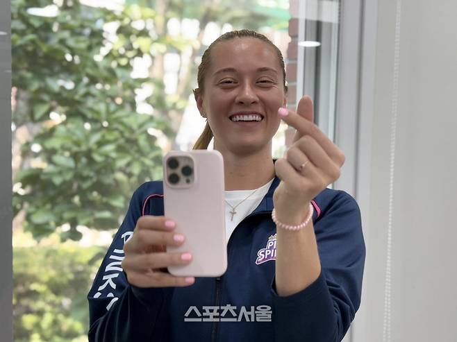 흥국생명 레베카 라셈이 29일 용인 흥국생명 연수원에서 본지와 만나 인터뷰한 뒤 핑크색 휴대폰 케이스, 팔찌, 손톱 등을 보여주고 있다. 용인 | 정다워 기자