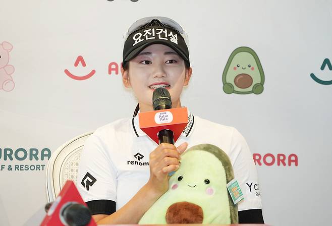 노승희가 30일 오로라 골프&리조트에서 열린 KLPGA투어 2025 오로라월드 레이디스 챔피언십 미디어데이에서 질문에 답하고 있다. 사진 | KLPGA