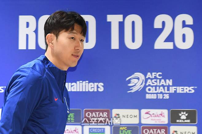 대한민국 축구대표팀의 주장 손흥민이 19일 고양종합운동장에서 진행된 2026 북중미 월드컵 아시아지역 최종예선 오만전 공식 기자회견을 마친 뒤 자리에서 일어나고 있다. 2025. 2. 19.  고양 | 박진업 기자 upandup@sportsseoul.com